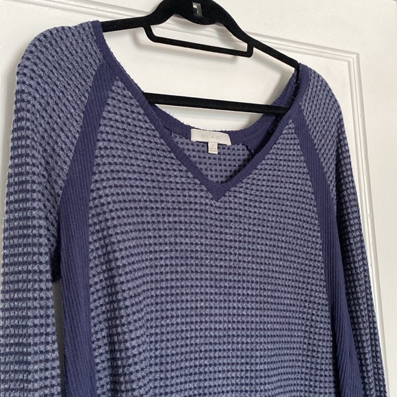 Eri + Ali Navy Top - Picture 2 of 6